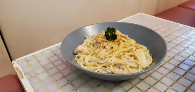 香蒜忌廉蜆肉煙三文魚意粉