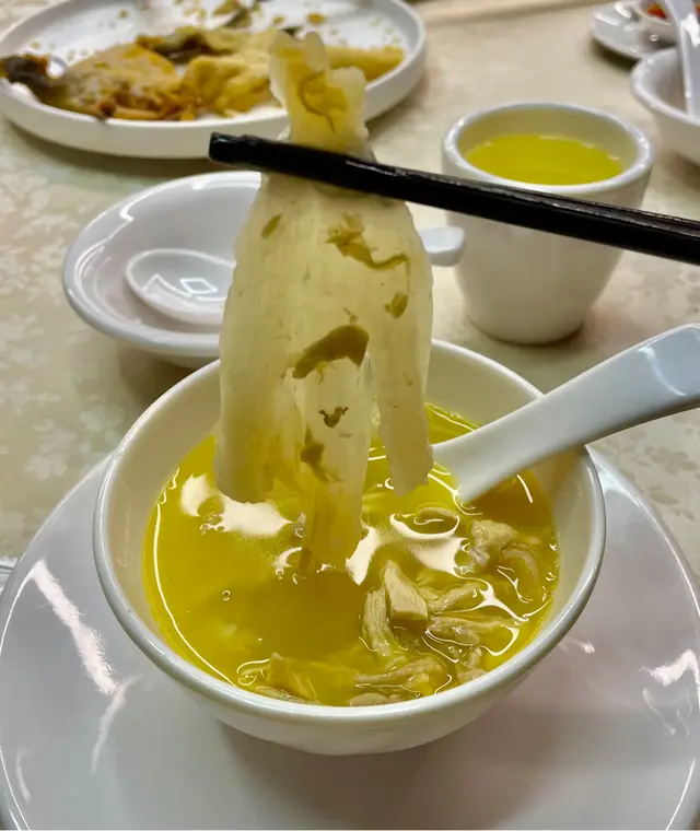 三黃雞濃湯雞煲翅(約六兩)