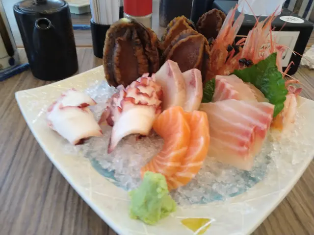 鮑魚真的很好吃!每人有一件~不錯看!