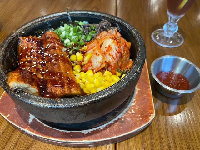 泡菜鰻魚燒伴飯