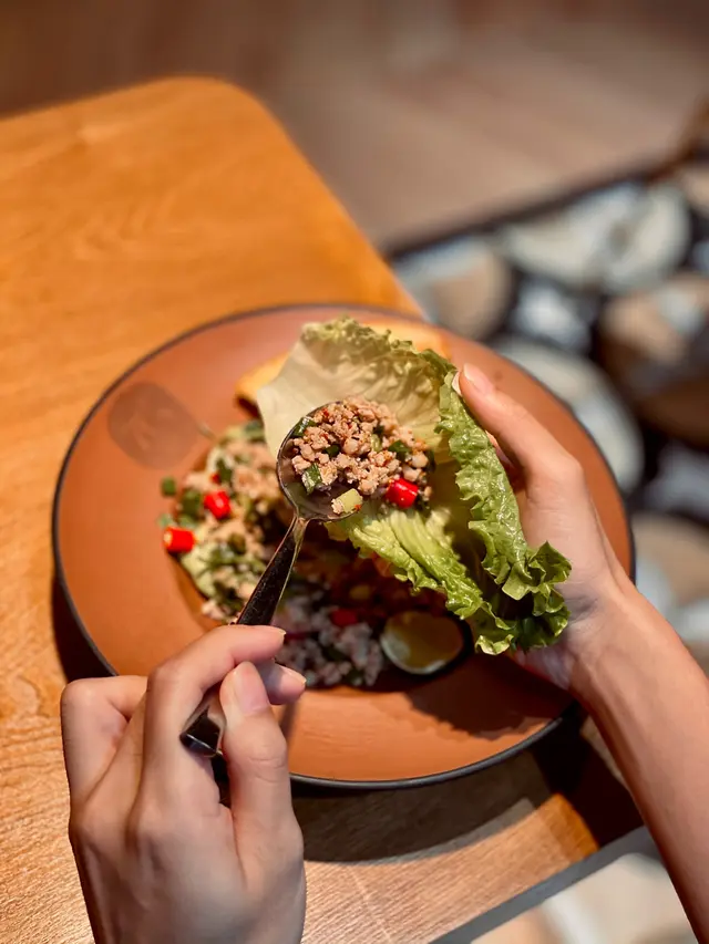 肉碎生菜包配蒜蓉包