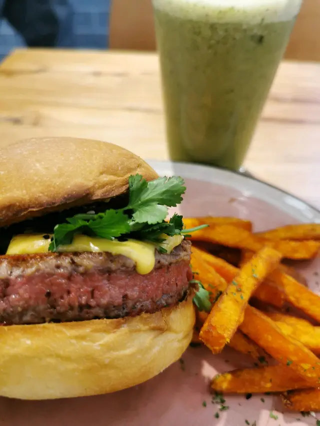 每次去深水埗都心思思想去食,以前未食素都覺得好食,而家轉食素更加覺得好味,因為食素嘅專店唔多,呢間係新潮素店 "素年"真係直得推介
#偽文青