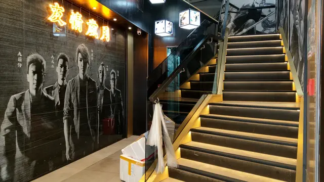 沿樓梯行上一層