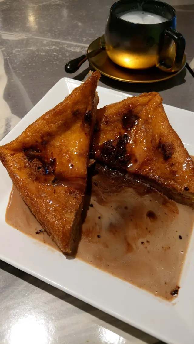 這是阿華田淡奶西多士,厚厚的西多士