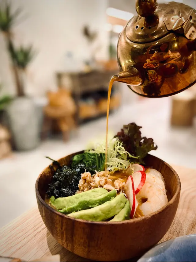 龍蝦湯配牛油果大蝦稻庭烏冬