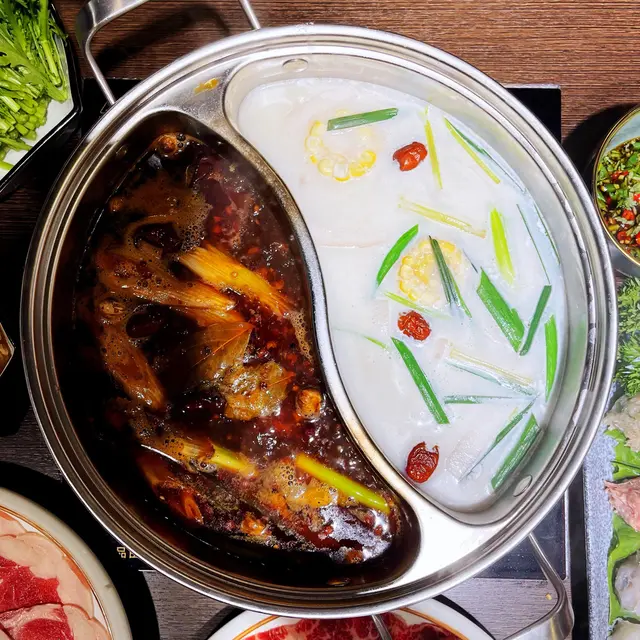 清潤海底椰雞腳 X 秘制麻辣 鴛鴦鍋