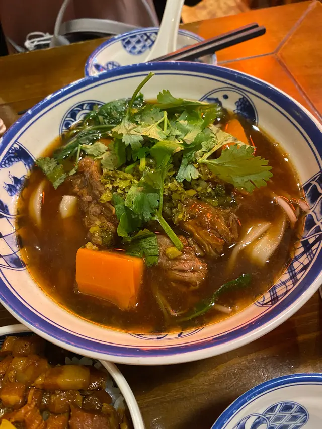 紅燒牛腩刀削麵