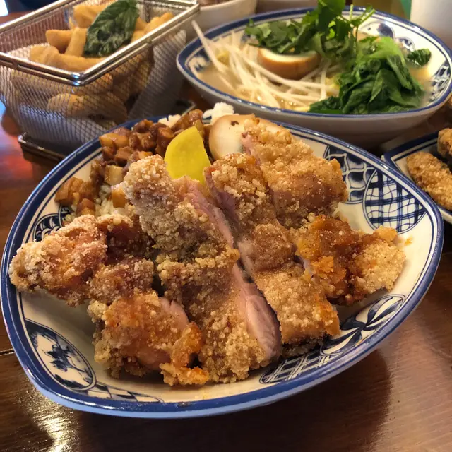 魯肉光澤油亮 咸中帶甜 size適中 可以保留口感 香酥雞扒卜卜脆 外脆內嫩 咬落雞肉岀哂煙仲好嫩滑