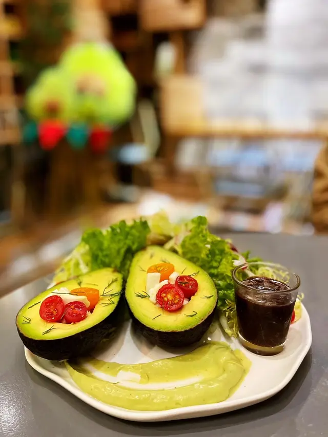 牛油果水牛芝士蕃茄波波沙律配柚子黑醋汁