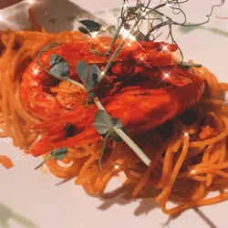 红虾肉爽甜鲜美，让人垂涎三尺