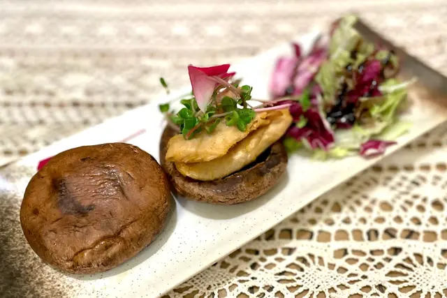 燒大啡菇配西班牙植物素雞肉