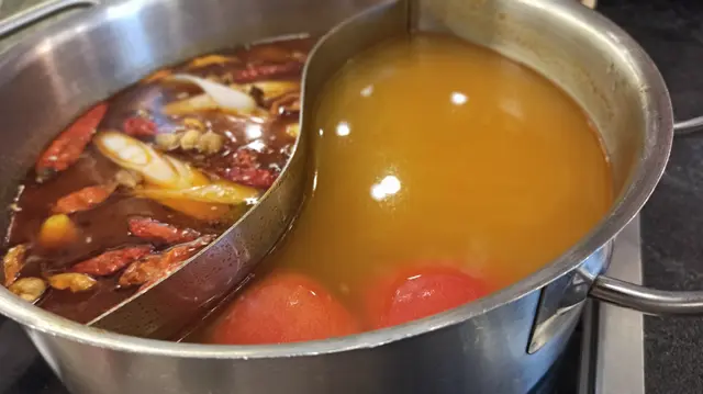鴛鴦鍋底(麻辣湯,羅勒牛尾金寶蕃茄湯)