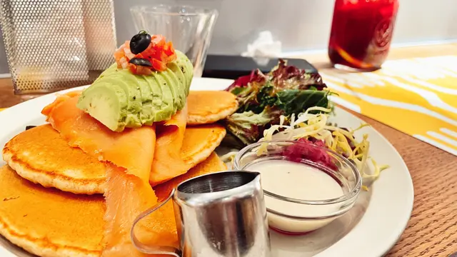 三文魚牛油果班戟