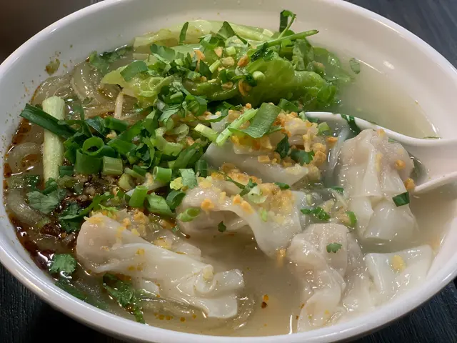 一口雲吞 煎手打肉餅 bb麻辣薯粉