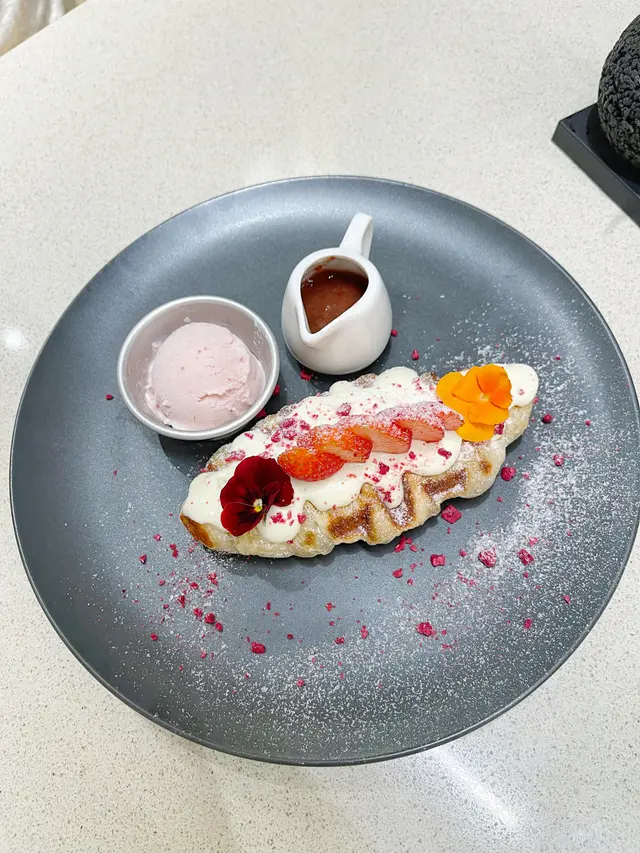 士多啤梨芝士奶蓋牛角包窩夫