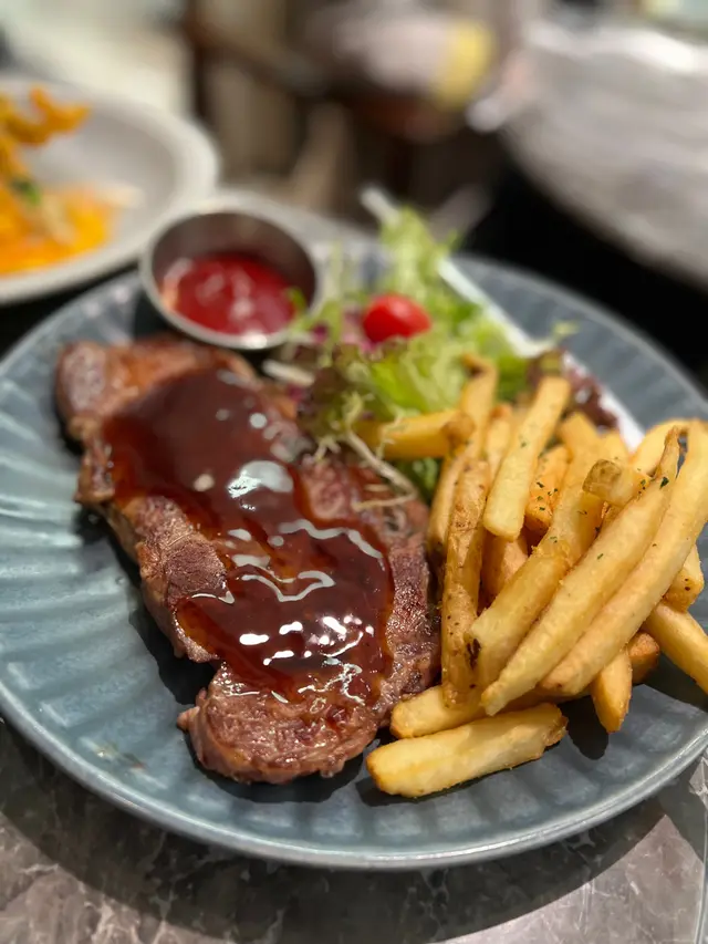 煎慢煮西冷扒配薯菜沙律