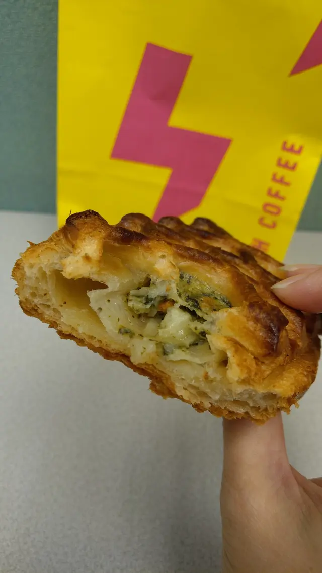 酥脆可口的外層,芝士混合菠菜,兩者都好夾得來