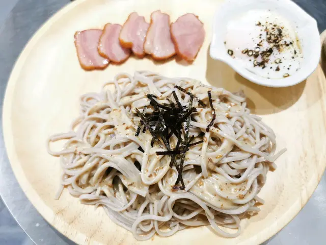 溫泉蛋蕎麥冷麵配柚子煙鴨胸