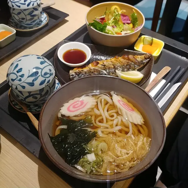定食，伴隨著蛋、飯(轉烏冬加$15)、沙律(唔夠仲可以免費添)、鯖魚一向是我的選擇，貪其干香的肉質，不算多骨的燒肉身，點上幾滴檸檬，錦上添花的程堪比搽上印度神油，直不甩，不過由於劈腥的關係，鯖魚鹽分含量會較重手，注重健康人士須注意。