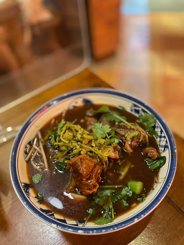 刀削麵煙韌 牛腩不老