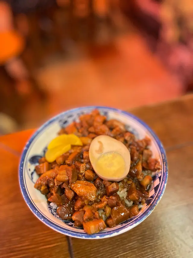 很多滷肉和汁  必食