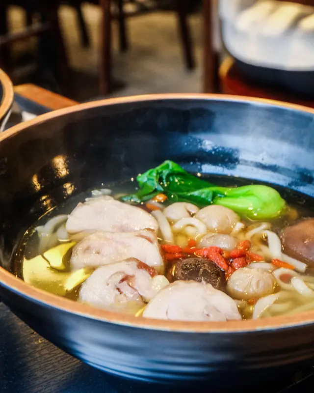 花雕麻油雞湯麵