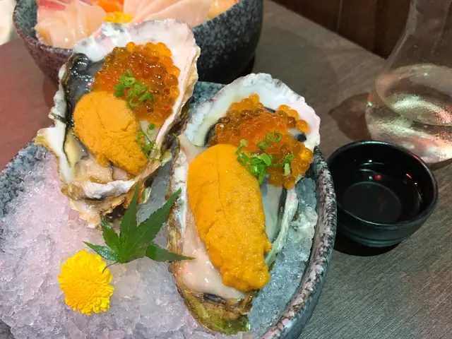 生蠔口感濃厚滑溜，
配上一大瓣味道清甜嘅加拿大海膽，
和滿滿魚油脂香嘅三文魚子，
多重口感和味覺嘅衝擊☺️☺️