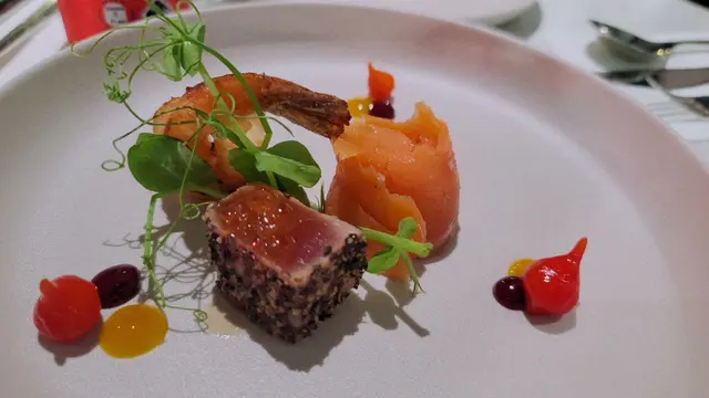 set dinner  - 煙三文魚 大蝦 配輕煎吞拿魚