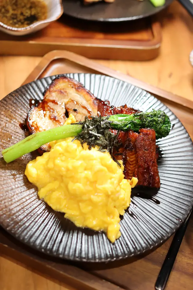 滑蛋鰻魚叉燒配湯烏冬