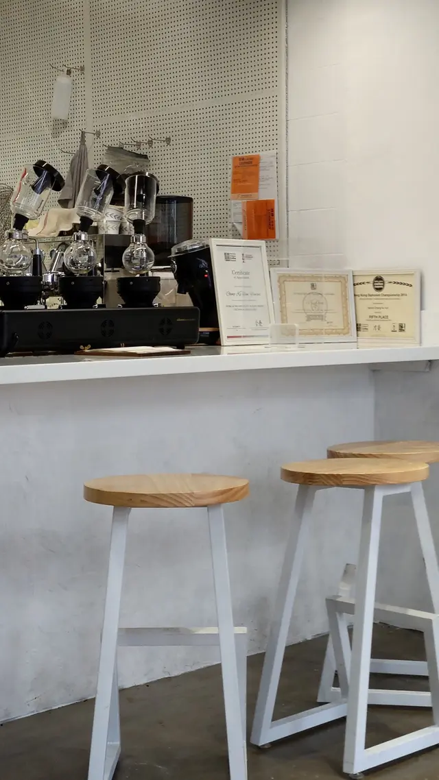 另有一張吧枱，可跟咖啡師更互動吧！