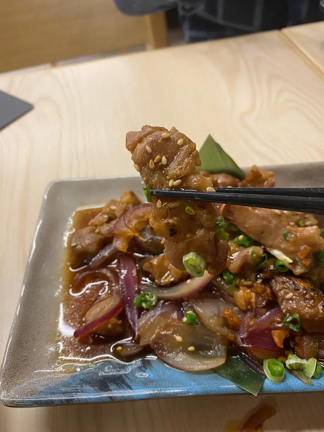 用急凍雞肉串做食材，味道一食就食得出，連個形狀同個簽孔都睇到！