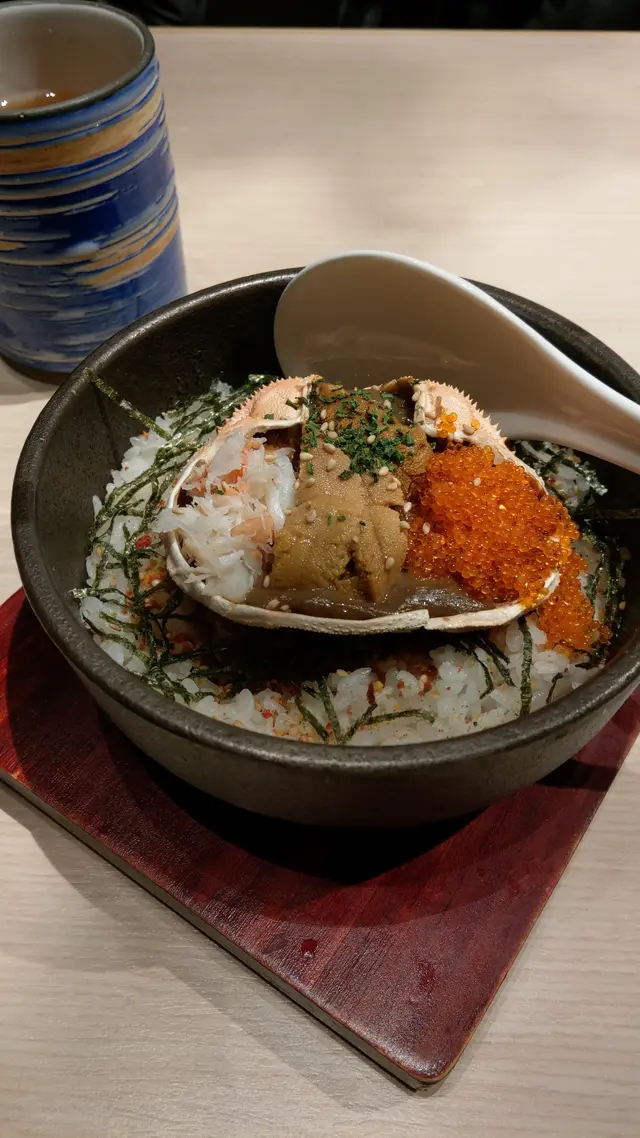 松葉蟹蓋裝得滿滿的，濕潤鮮美的海膽、味甘的蟹膏、鮮甜的蟹肉及蟹籽