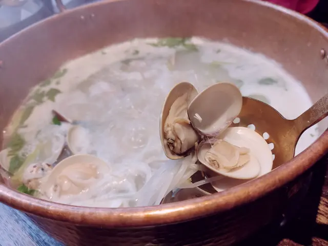 蒜香特式卜卜蜆濃湯鍋