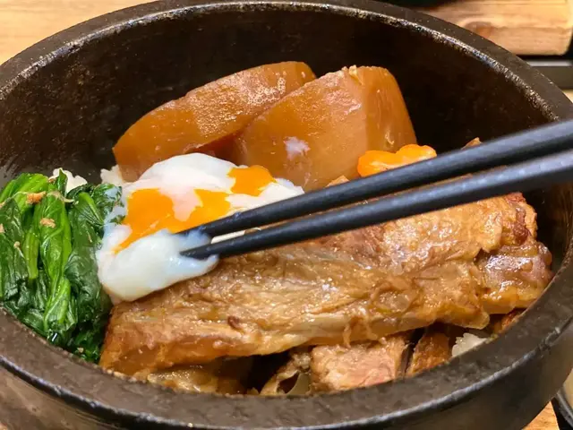 汁煮豬軟骨石鍋飯