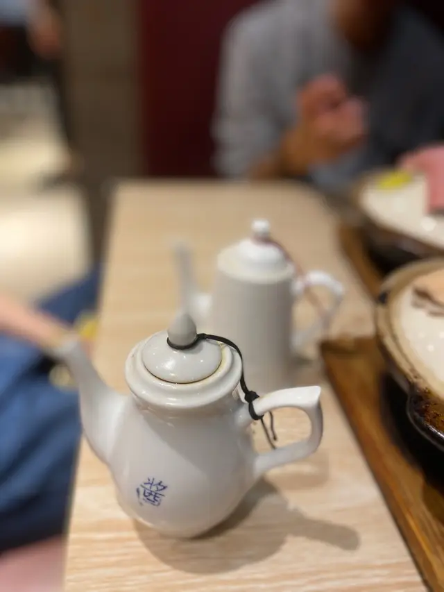 呢度嘅時候係鹹豉油,而唔係甜豉油,豉油唔使落咁多已經好足夠,落得多反而豉油會集中係底部同埋飯焦,變咗有啲地方好重味有啲地方淡啲,而且太多豉油會蓋過餸嘅味道,而加咗豬油個煲仔飯香味突出,特別香口,但都唔好落咁多,因為太多會令到個飯比較濕。