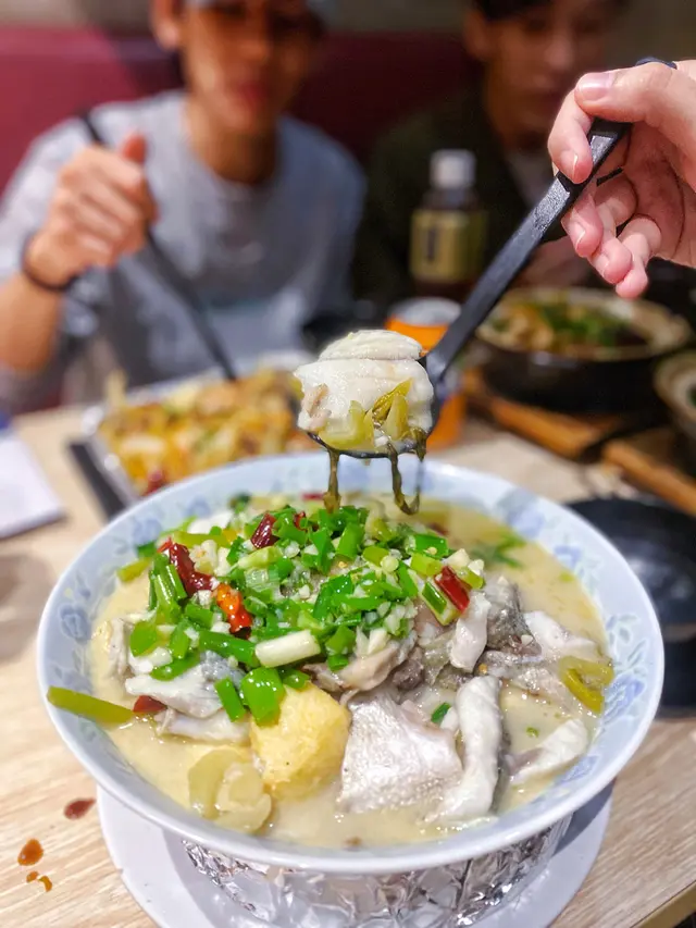 魚嘅每一舊都非常大舊,比起平時用生魚,呢度係用原條鱸魚,入口夠嫩滑,啖啖肉,不過部份位會有骨,唔似平時酸菜魚嗰啲冇骨食落咁爽。
