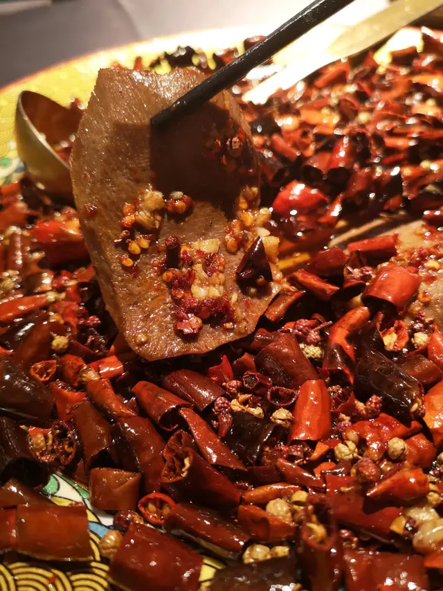 成塊牛脷黐滿哂花椒粒、辣椒籽同辣椒皮