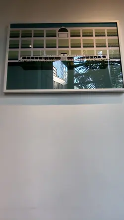 墙上的图画跟香港息息相关