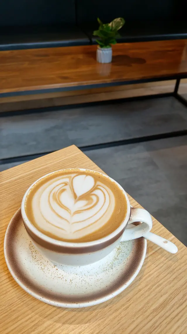 缺乏動物油脂的燕麥奶相對牛奶較難打奶泡,奶泡依然輕盈細膩