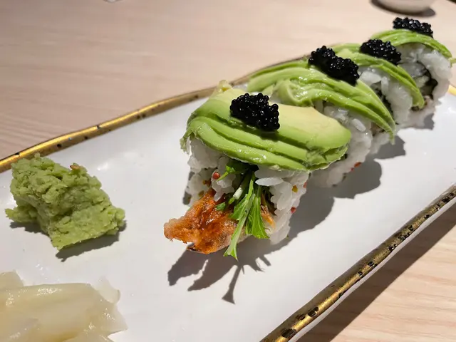 牛油果軟殼蟹卷