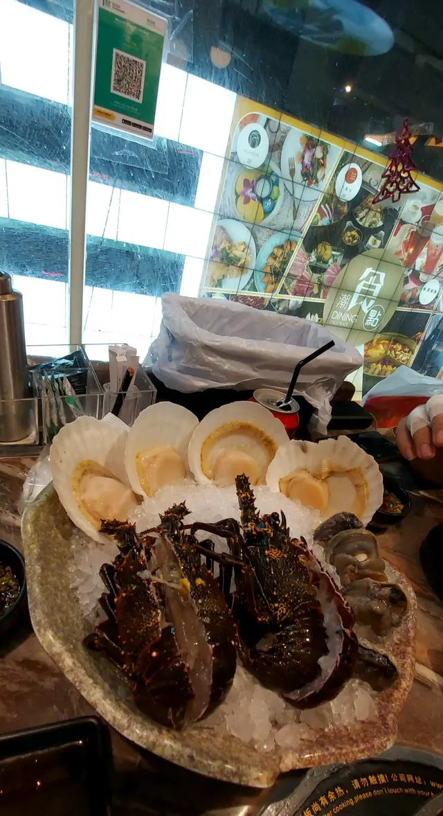 新鮮龍蝦、扇貝、鮑魚