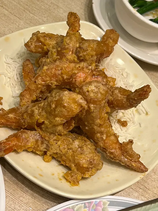 炸得勁脆口  全隻連殼都食得  咸蛋黃味濃