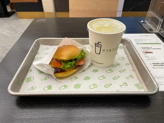 雖然只是  single  size  的基礎  ShackBurger  以及  small  size  Lemonade，但是賣相以及味道都是數一數二的高