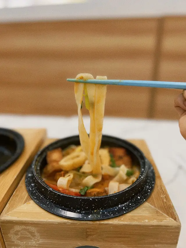 素海鮮特濃冬陰公湯扁烏冬