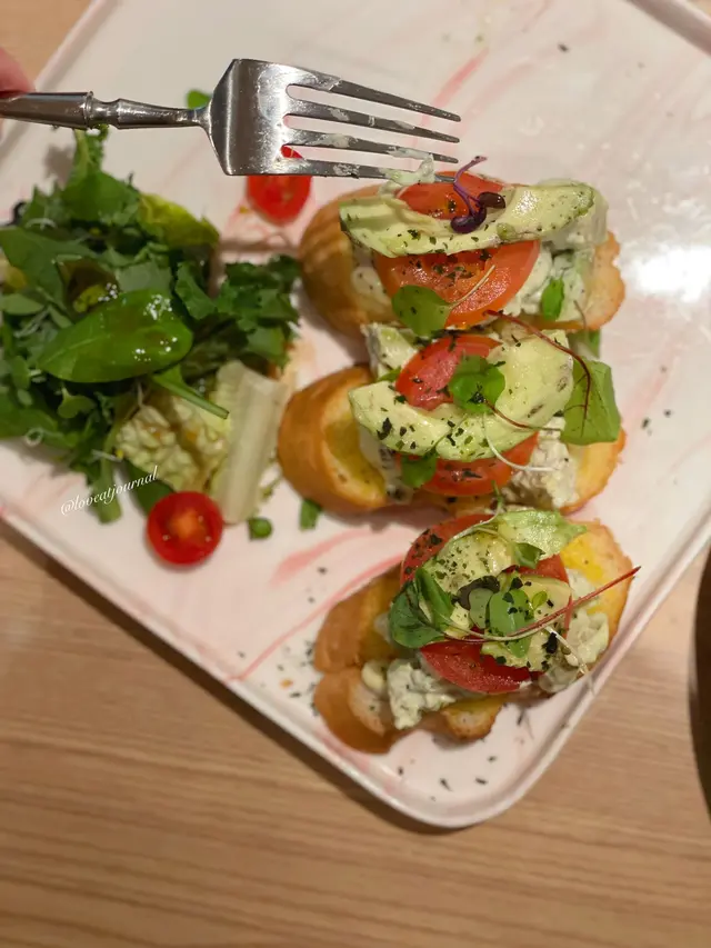 松露雞肉牛油果開面三文治