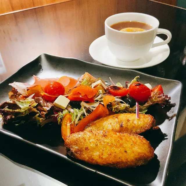 秘製雞翼味道適中（吾會太咸）Parma  Ham🥓芝士🧀沙律🥗食材新鮮（頭盤有4款選擇，下次試下法國焗蝸牛🐌）