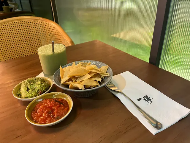 香卷脆片配牛油果醬、豆乳抹茶