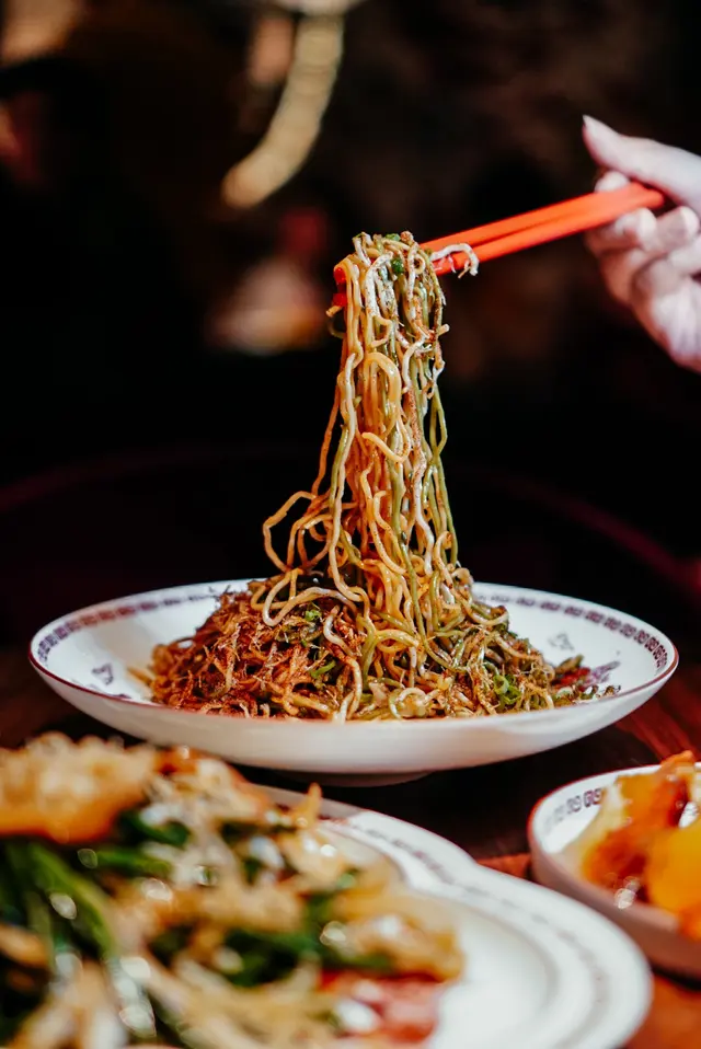  蝦籽蔥油撈面配脆炸瑤柱絲