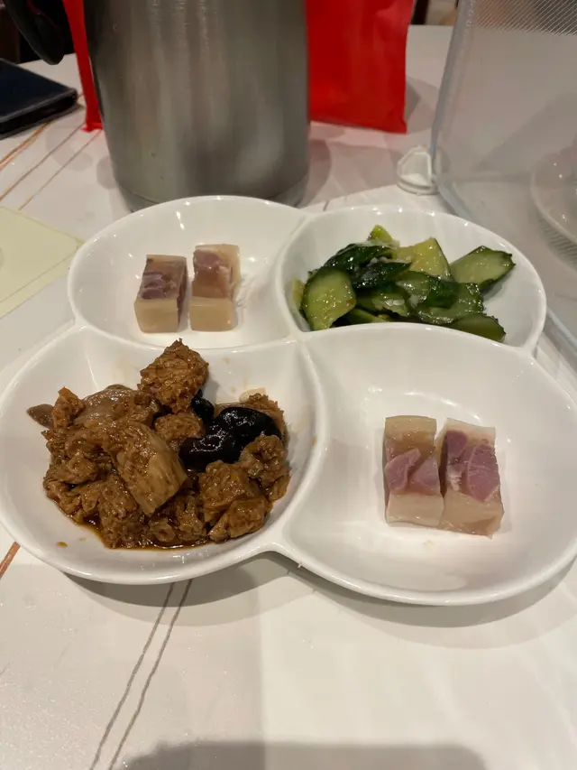 四喜烤麩、鎮江肴肉、刀拍小青瓜 跟4人餐