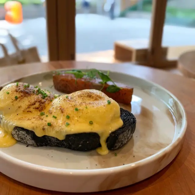 Deluxe Egg Benedict w/ salmon gravlax